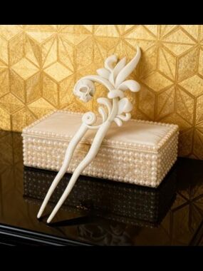 Hair Pin with Decorative Skull Design